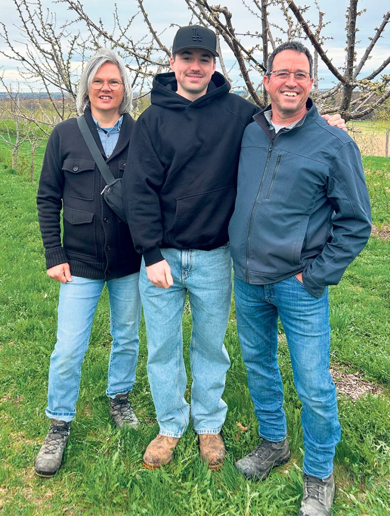 Guylaine St-Jean et Martin Beaulieu, avec leur fils Ludovic, qui poursuit des études en gestion et technologies d’entreprises agricoles.