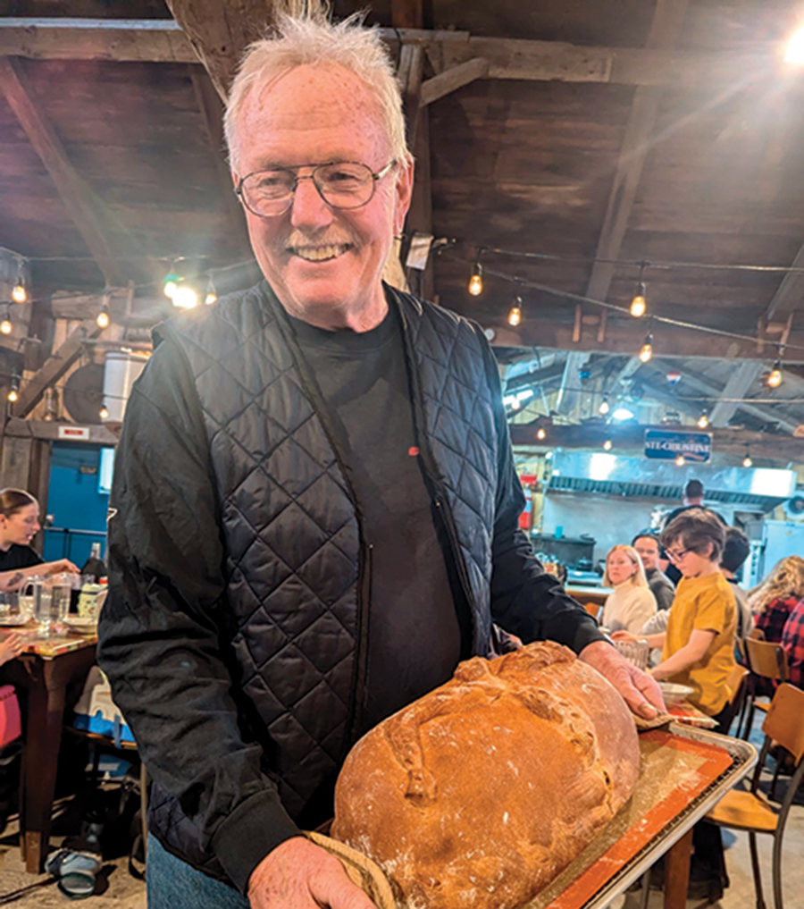 À chaque repas, Gaétan Delisle passe de table en table présenter le plat signature de son établissement, le jambon en croûte fait maison.