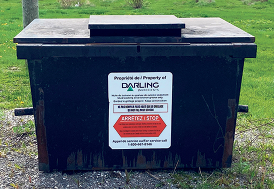 Aux Serres Stéphane Bertrand, les travailleurs sont invités à transvider leur huile à cuisson usagée dans une benne installée à l’extérieur pour qu’elle soit ensuite recyclée. Photo : Gracieuseté de FERME
