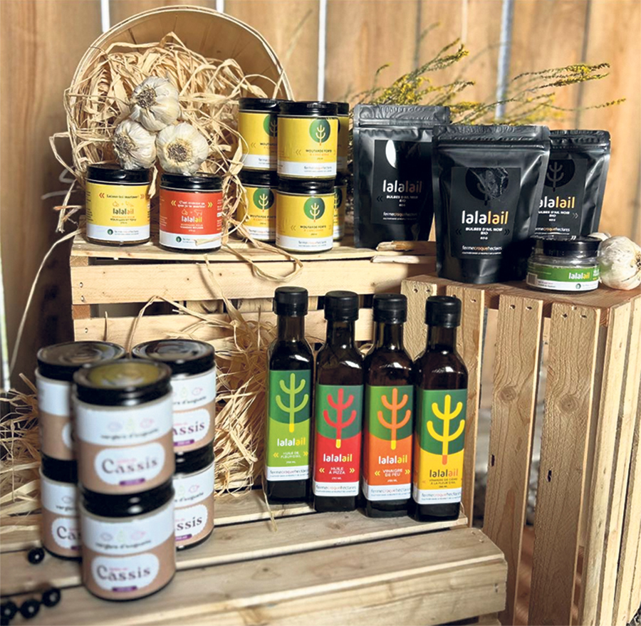 Les fruits et légumes cultivés à la ferme et au verger sont transformés en produits à valeur ajoutée.