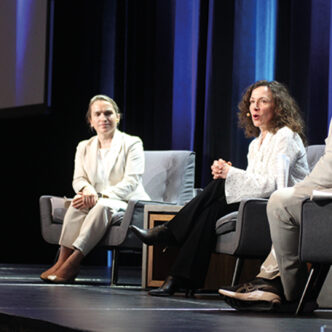 La présidente-directrice générale de la Fédération des chambres de commerce du Québec, Véronique Proulx (au centre), est l’instigatrice d’une résolution de soutien de la gestion de l’offre portée au national. Photo : Caroline Morneau/TCN