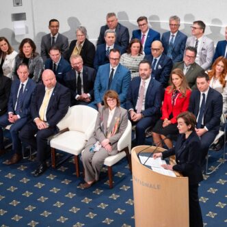 La première ministre Christine Fréchette a présenté les 29 ministres qui composent désormais son gouvernement. Photo : Émilie Nadeau