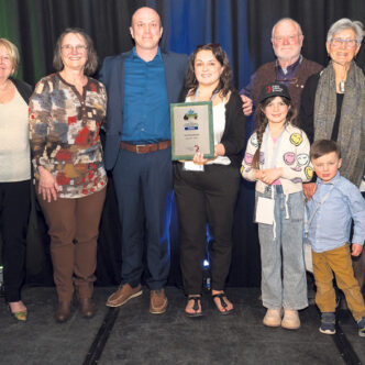 Le lauréat 2026 du Prix de l’intendance environnementale – section Québec, Victor Drury, est entouré de sa famille et de Francine Trépanier, vice-présidente des PBQ, et Nathalie Côté, directrice des affaires agronomiques des PBQ. Photo : Samuel Tessier, photographe