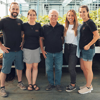 Les copropriétaires de La Vallée du Moulin, Étienne, Mylène, Serge, Marie-Michèle et Anne-Marie Proulx. Photo : Gracieuseté d’Océane Langlois